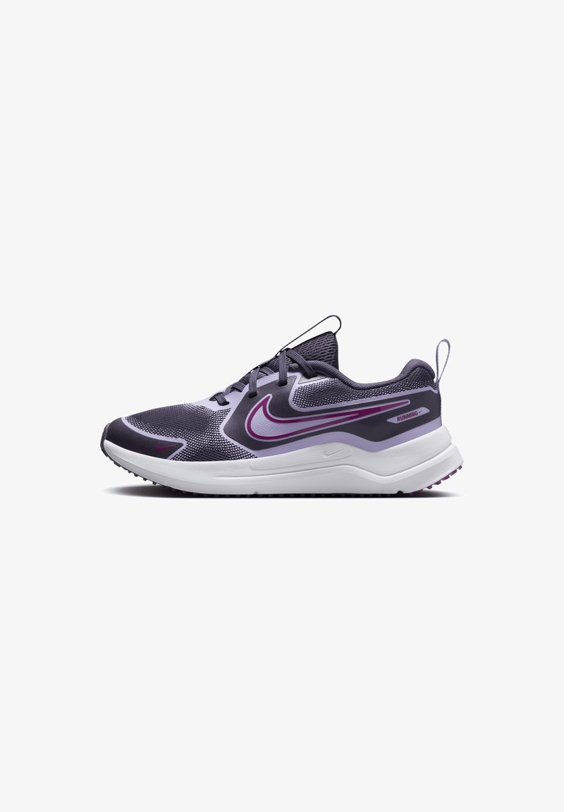 Baskets de course Nike noires et violettes pour homme avec semelle blanche, tige en mesh et languettes sur le talon et la languette, présentées de profil.
