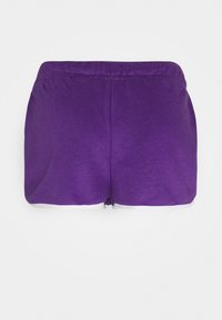Shorts de sport violets avec une texture douce, une taille élastique et un bord blanc le long de l'ourlet inférieur. Le design présente un style simple et fonctionnel.