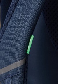 Marine stoffrem med nettstruktur, med et grønt merke merket "GREEN SHAPES" og en grå aksentstripe.