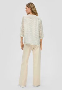 s.Oliver MIT SMOK DETAIL - Blouse - ecru