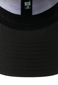 Schwarz Cap mit glatter Stoffoberfläche und strukturiertem Design. Verfügt über einen gebogenen Schirm und ein Schweißband für Komfort. Markenetikett innen sichtbar.