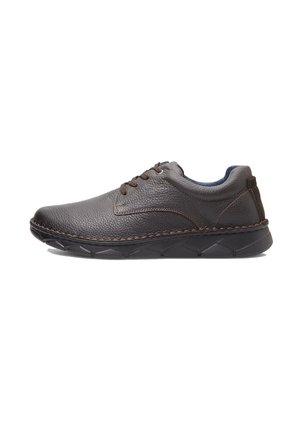 Braune Leder Schnürschuhe mit einer strukturierten Oberfläche, schwarzer Gummisohle und kontrastierenden Nähten an der Ferse und dem Rand.