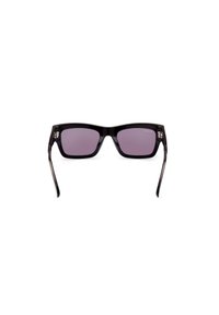 Gafas de sol rectangulares negras con lentes morados degradados y montura gruesa. Acentos metálicos cerca de las bisagras y patillas negras elegantes.