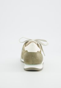 Baskets en daim vert olive avec une coque de talon blanche, un bout rond et des lacets beiges. Elles présentent une semelle de couleur claire et une tige texturée.