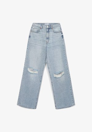 Jeans a gamba larga in denim blu chiaro con vita alta, tasche frontali, chiusura con bottone e dettagli strappati su entrambe le ginocchia.
