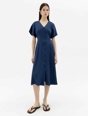 Dunkelblaues Hemdkleid mit V-Ausschnitt, kurzen Ärmeln und mittellangem Saum. Hergestellt aus einem leichten Stoff mit glatter Textur.
