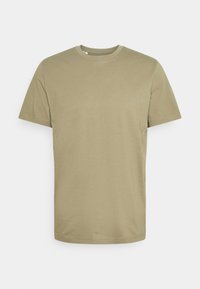 Olivově zelené tričko s krátkým rukávem vyrobené z měkké bavlny. Design s kulatým výstřihem, hladká textura a žádné viditelné ozdobné prvky nebo vzory.