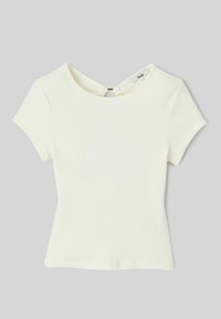 Haut blanc côtelé à manches courtes, col rond, avec une découpe ronde dans le dos. Texture lisse, design ajusté, étiquette de marque minimaliste.