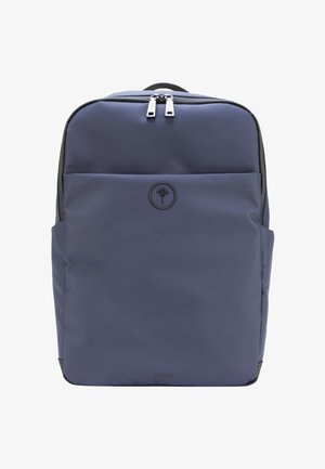 Dunkelblauer rechteckiger Rucksack mit Fronttasche, zwei oberen Reißverschlüssen, Seitentaschen und kleinem rundem Logo in der Mitte vorne.