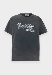 Σκούρο γκρι κοντομάνικη μπλούζα με λευκό στιλιζαρισμένο κείμενο "Versace Jeans Couture" στο στήθος και στρογγυλή λαιμόκοψη.