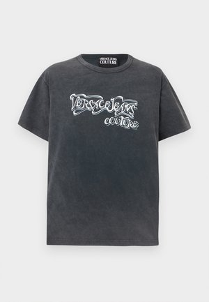 Tmavosivá tričko s krátkym rukávom s bielym štýlizovaným nápisom "Versace Jeans Couture" na hrudi a okrúhlym golierom.