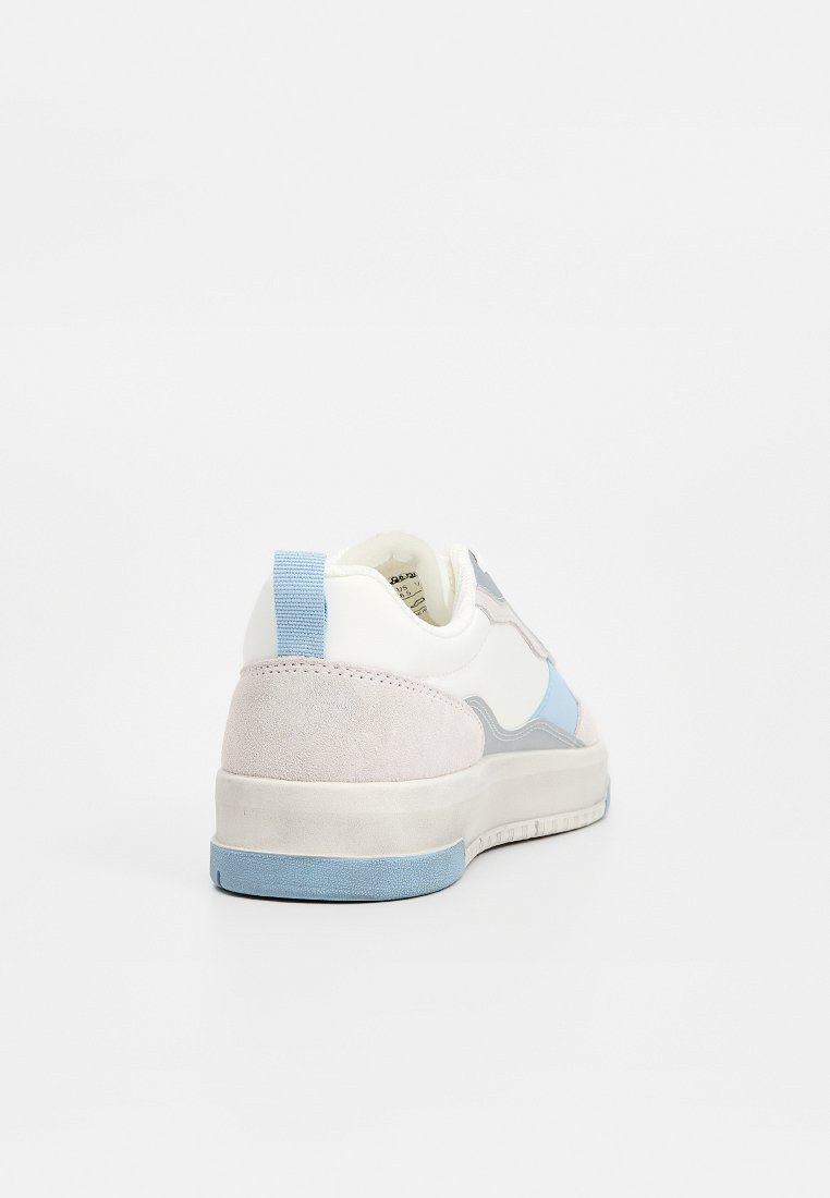 Zapatilla blanca y azul claro con una combinación de cuero liso y gamuza. Destacan los acentos en tonos pastel y una entresuela texturizada.