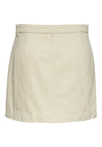 Gonna in cotone beige con vita aderente e due tasche frontali. Il design è a taglio dritto con un orlo che si trova sopra il ginocchio.