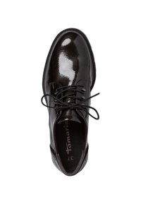 Chaussure à lacets en cuir verni noir avec un bout arrondi, surface lisse, texture subtile et semelle intérieure avec logo. Elle est dotée de lacets noirs et d'une semelle basse.