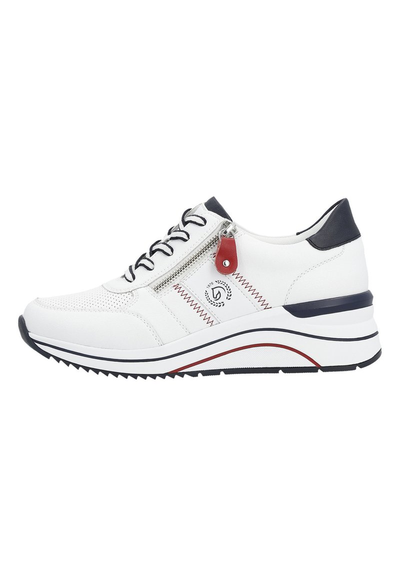 Baskets en cuir blanc avec des accents noirs et rouges, tige texturée, fermeture à lacets, fermeture éclair sur le côté et une semelle épaisse et à motifs.