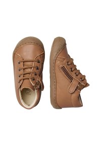 Hnědé kožené boty s kulatou špičkou, šněrováním v přední části a bočním zipem. Texturovaná gumová podrážka a kontrastní prošívání.