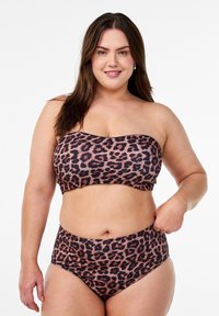 Bikini set u leopard uzorku koji se sastoji od strapless bandeau topa i visokih gaćica u nijansama smeđe i crne boje sa glatkom teksturom.