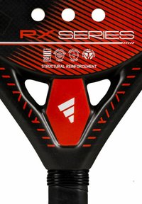 Raquette de paddle noire et rouge avec une finition en fibre de carbone. Présente un renforcement structurel, une forme triangulaire et de multiples perforations.