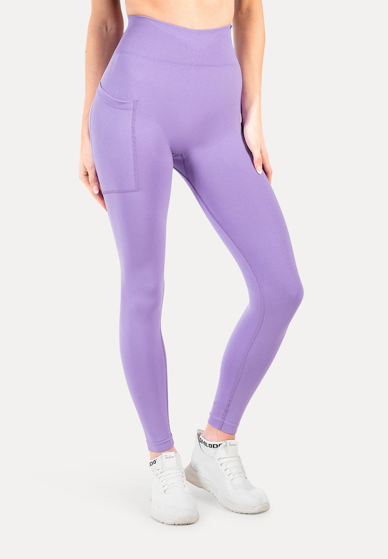 Lichtpaarse high-waisted leggings gemaakt van rekbaar materiaal. Bevat een zijzak, een gladde textuur en naden langs de benen.