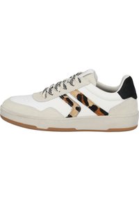 Weißer Sneaker mit einer strukturierten beige Wildleder-Zehenkappe, Akzenten im Leopardenmuster und einem schwarzen Ferseneinsatz. Verfügt über schwarz-weiße Schnürsenkel mit Muster.