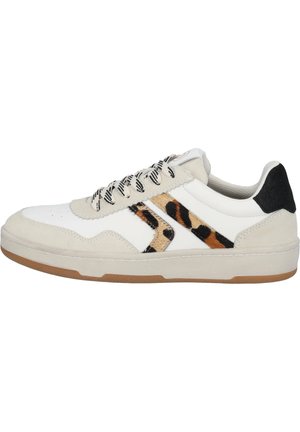 Weißer Sneaker mit einer strukturierten beige Wildleder-Zehenkappe, Akzenten im Leopardenmuster und einem schwarzen Ferseneinsatz. Verfügt über schwarz-weiße Schnürsenkel mit Muster.