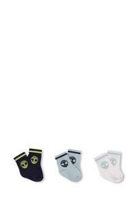 Set di tre paia di calze alla caviglia in navy, azzurro chiaro e bianco. Ogni paio presenta un logo ad albero e un bordo a coste di contrasto.