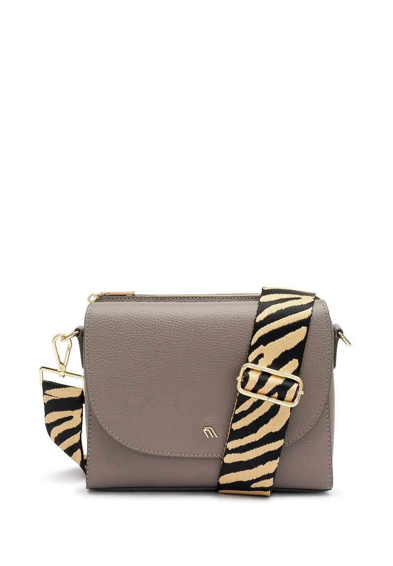 Borsa a tracolla grigia in pelle con pattina arrotondata, dotata di una tracolla a righe nere e oro e dettagli in hardware dorato. Design semplice, dimensioni compatte.