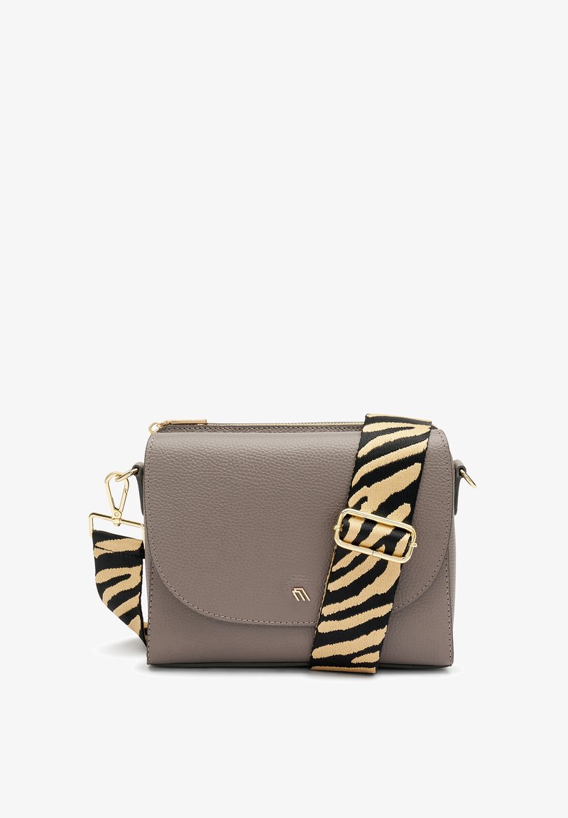 Borsa a tracolla grigia in pelle con pattina arrotondata, dotata di una tracolla a righe nere e oro e dettagli in hardware dorato. Design semplice, dimensioni compatte.