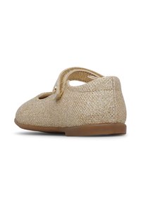 Złote ballet flats z błyszczącym wykończeniem, wykonane z teksturowanej tkaniny, z okrągłym noskiem, wycięciami po bokach oraz paskiem zapinanym na guzik. Płaska brązowa podeszwa.