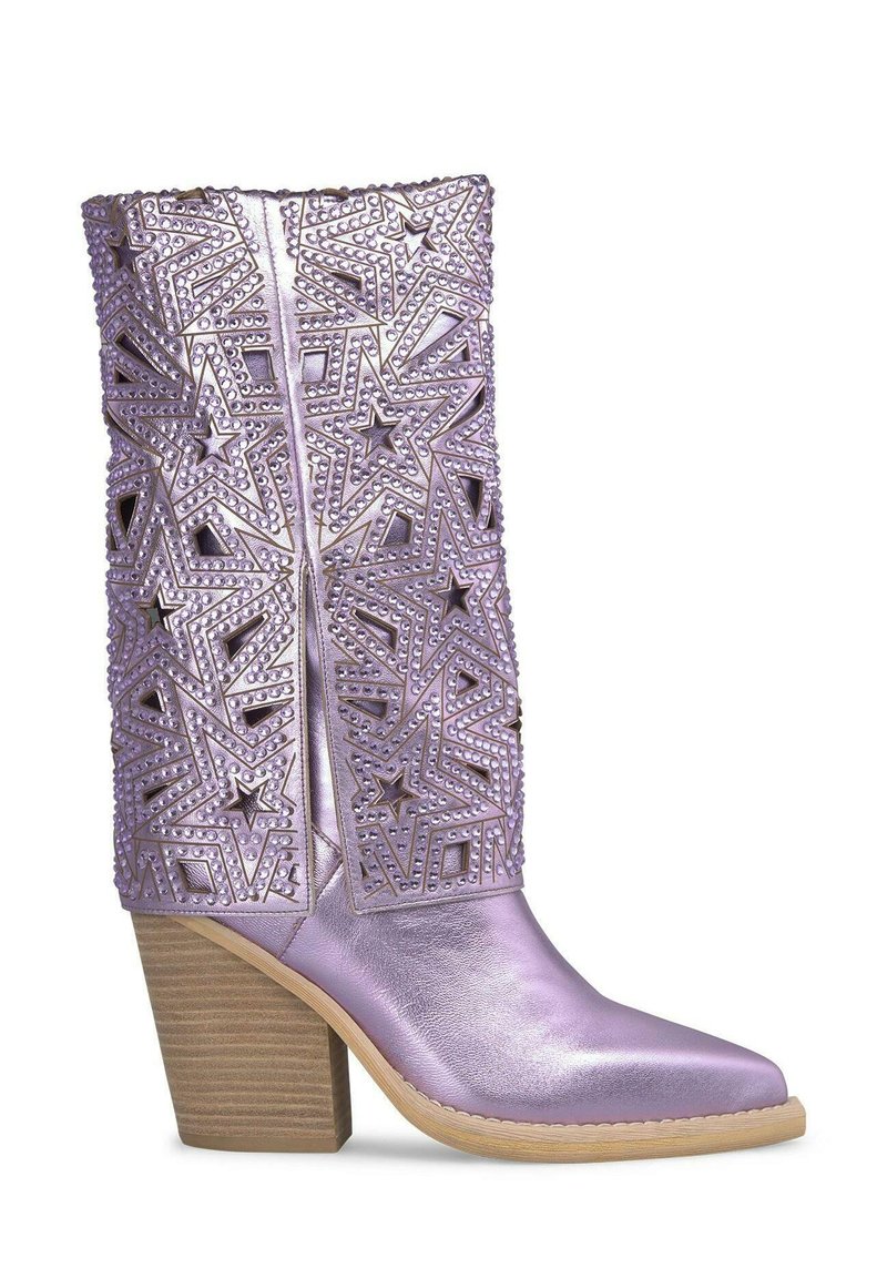 Stivale alla caviglia metallico viola con punta appuntita, tagli a forma di stella decorativi e dettagli borchiati. Tacco in legno spesso per stabilità.