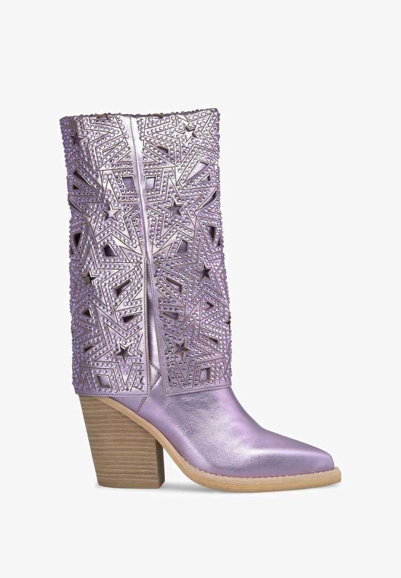 Botte de cheville métallique violette avec un bout pointu, découpes en étoiles décoratives et accents cloutés. Talon en bois épais pour la stabilité.