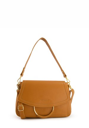 Brun læder skuldertaske med klaplukning, guld hardware detaljer, rund håndtag og justerbar rem. Struktureret overflade og stitched kanter.