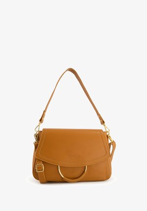 Brun læder skuldertaske med klaplukning, guld hardware detaljer, rund håndtag og justerbar rem. Struktureret overflade og stitched kanter.