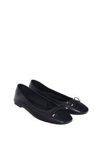 Ballerines en cuir noir avec un embout pointu, ornées d'un nœud décoratif et de accents dorés. Texture douce et mate avec un petit talon.