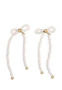 Accessoires capillaires en perles, comprenant de multiples brins de perles blanches avec des accents dorés, en forme de nœuds, et des queues allongées ornées de perles dorées.