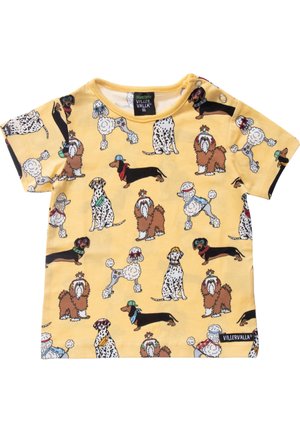 Gelbes Baby-T-Shirt mit kurzen Ärmeln, gemustert mit illustrierten Pudeln, Dackeln und anderen Hunden, die Hüte und Sonnenbrillen tragen.