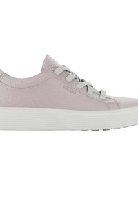 Lys rosa lædersneaker med struktureret overdel, grå snørebånd og en tyk hvid gummisål. Har diskret branding på siden.