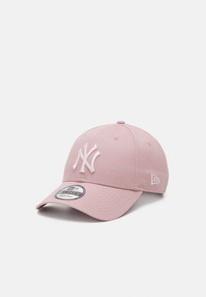 Rosa justerbar New York Yankees baseballkasket med broderede logoer foran og på siden, buet skygge og klistermærke på toppen af skyggen.