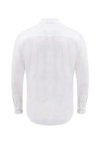 Camicia bianca a maniche lunghe con colletto classico, spacco posteriore e orlo arrotondato. Il tessuto sembra liscio e leggero, con polsini abbottonati.