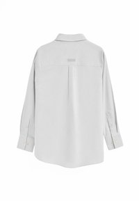 Camicia a maniche lunghe grigia chiaro realizzata in tessuto morbido, con colletto alla francese, polsini con bottone, piega sul retro e una piccola etichetta logo vicino al collo.