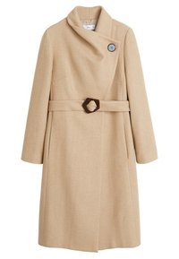 Manteau en laine beige avec un design portefeuille, doté d'une fermeture par bouton unique et d'une ceinture en tissu avec une boucle hexagonale.