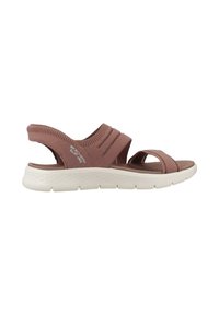 Sandalias de tela rosa con un diseño flexible de tipo slip-on, doble banda elástica y suela blanca acolchada. Plantilla texturizada para mayor comodidad.