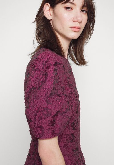 Erdem SHORT SLEEVE WAISTED MIDI DRESS WITH VOLUME SKIRT - Koktailové šaty/večierkové šaty - berry