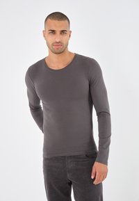 Langermet, rundhalset skjorte i mørkegrå, laget av et glatt, elastisk stoff; tettsittende design med minimale sømmer.