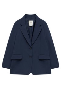 Blazer bleu marine pour femme avec deux boutons noirs, revers crantés et poches à rabat à l'avant, présenté sur fond blanc.