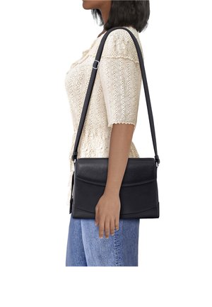 Black crossbody bag made of smooth leather, rectangular shape, featuring a fold-over design and adjustable strap. Minimalist look.