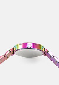Regenbogen-metallische Armbanduhr mit einem runden Gehäuse, glatter Oberfläche, einer markanten Krone und einem metallischen Gliederarmband. Die Rückseite ist silberfarbig.