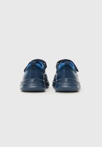 Baskets pour enfants en bleu marine avec une tige en mesh, des sangles ajustables et des semelles en caoutchouc texturé pour une meilleure adhérence et un confort accru.