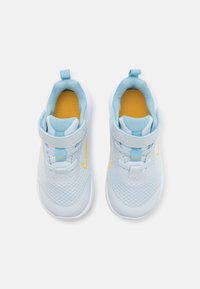 Nike Performance NIKE REVOLUTION 6 (TDV) - Sapatos para corrida em estrada - aura/multicolor/worn blue/university gold