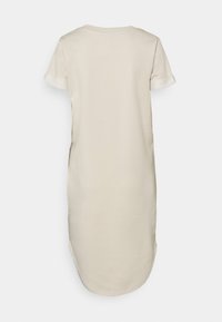 Beżowa sukienka z krótkim rękawem, okrągłym dekoltem, miękkiego materiału i zaokrąglonym dołem. Gładka faktura z podwiniętymi mankietami i minimalnymi detalami.